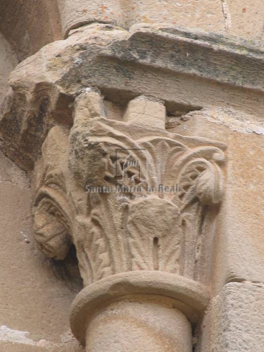 Capitel derecho de la ventana del ábside