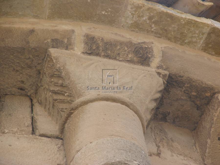 Capitel de una semicolumna adosada al ábside Capitel de una semicolumna adosada al ábside