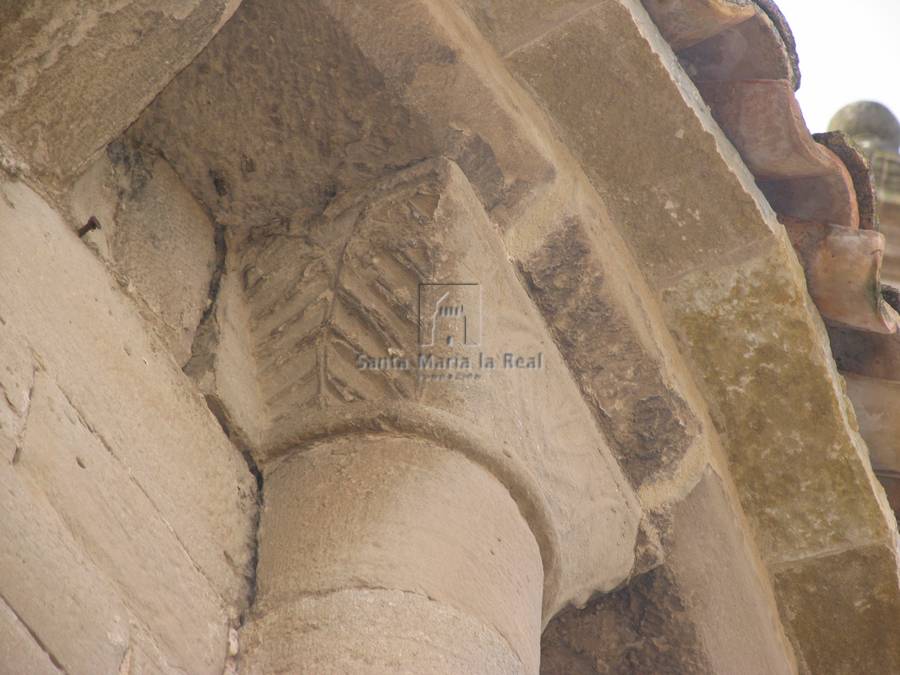 Capitel de una semicolumna adosada al ábside Capitel de una semicolumna adosada al ábside