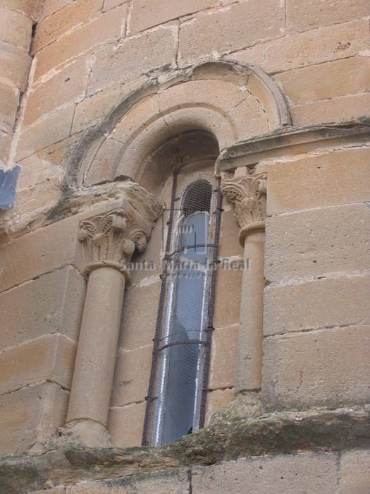 Detalle de la ventana del ábside Detalle de la ventana del ábside