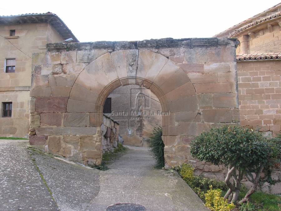 Vista exterior del arco de la entrada