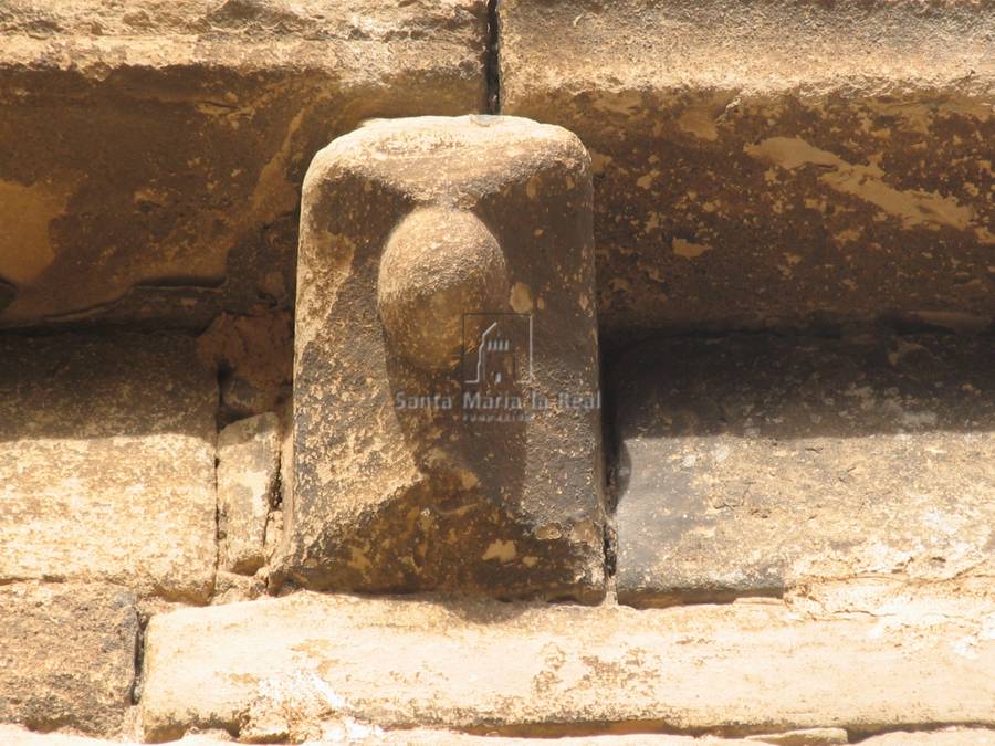 Canecillo en el muro de la epístola