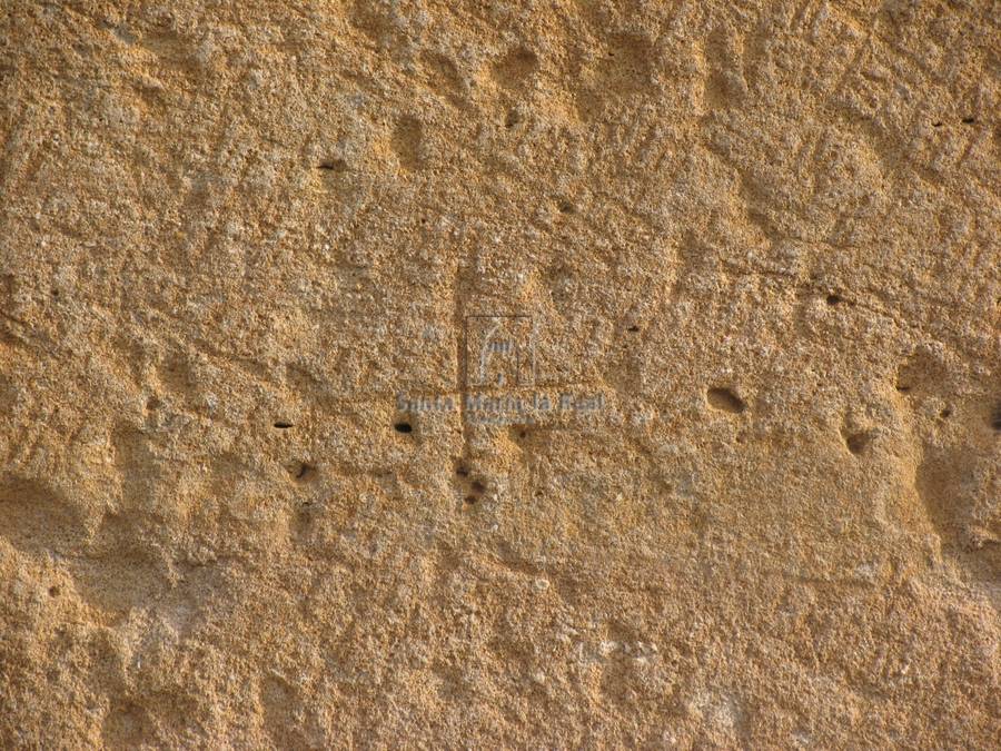 Marca de cantero en el muro oeste