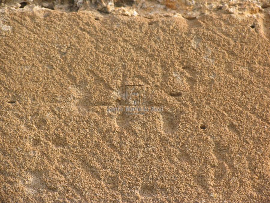 Marca de cantero en el muro oeste