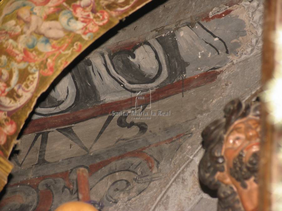 Detalle de la ventana del ábside desde el interior