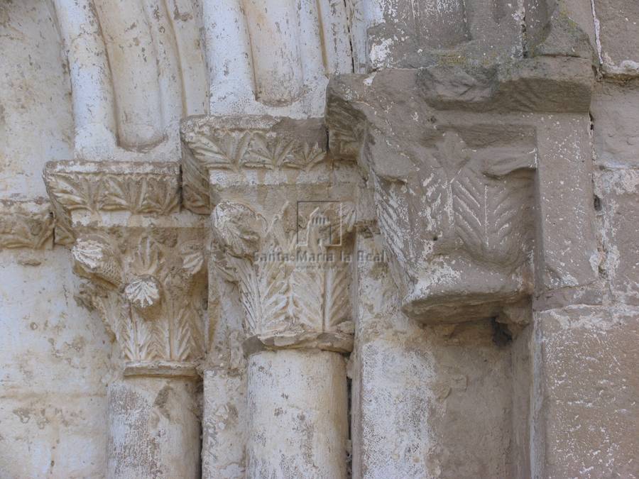 Detalle de los capiteles del lado derecho de la portada norte