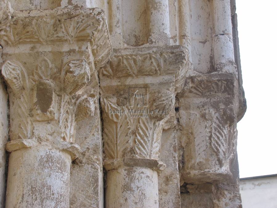 Detalle de los capiteles del lado derecho de la portada norte