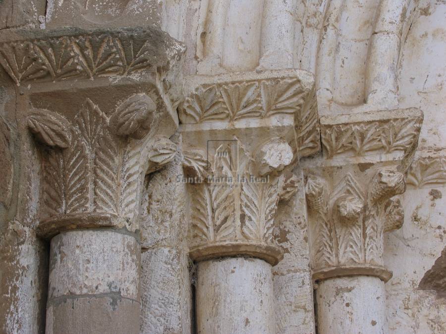 Detalle de los capiteles del lado izquierdo de la portada norte