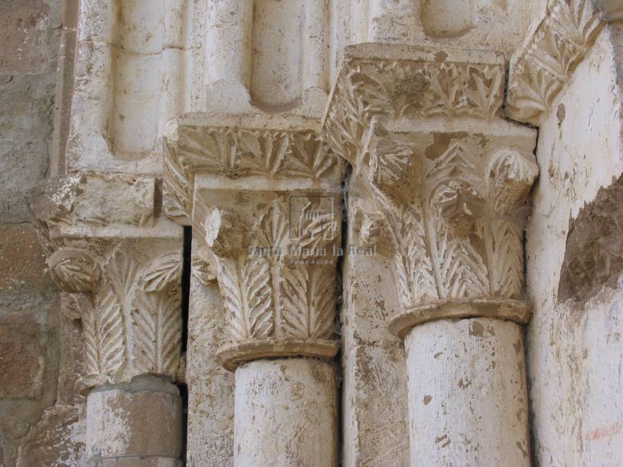 Detalle de los capiteles del lado izquierdo de la portada norte