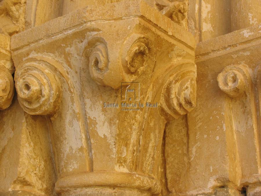 Detalle del capitel del lado izquierdo de la portada sur
