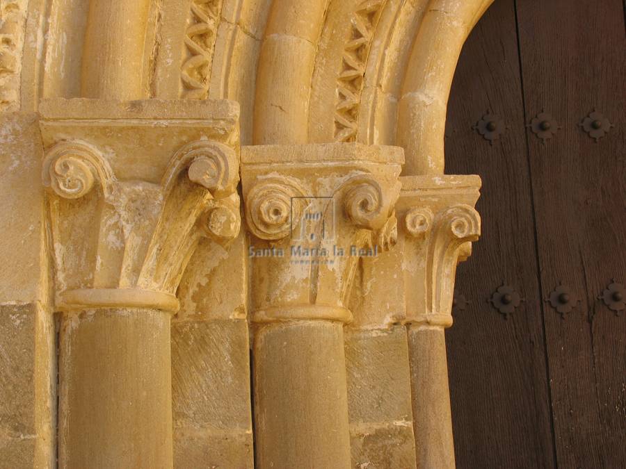 Capiteles del lado izquierdo de la portada sur