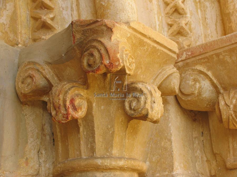 Detalle del capitel vegetal del lado izquierdo de la portada sur