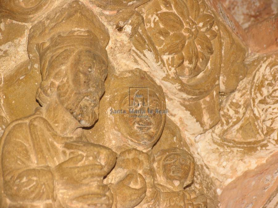 Detalle de un capitel del lado izquierdo de la portada sur. La epifanía