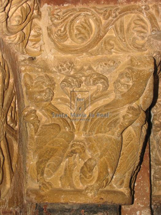 Capitel del lado derecho de la portada sur. Parejas de águilas enfrentadas con entrelazos vegetales