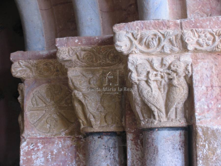 Capiteles del lado derecho de la portada meridional