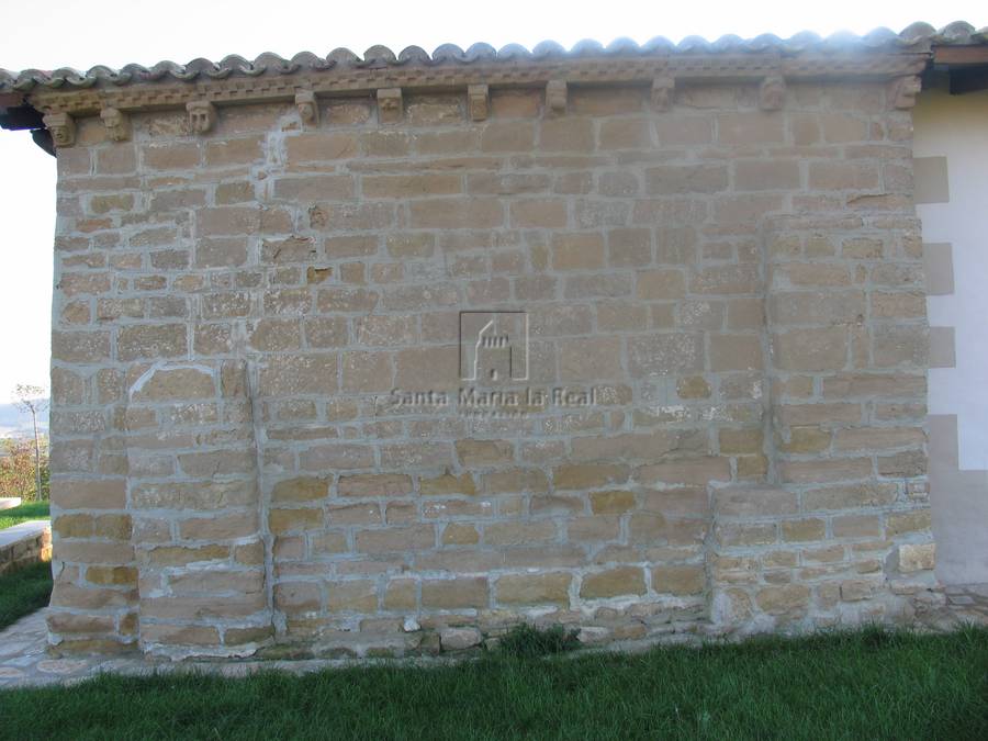 Detalle del fragmento románico del muro del Evangelio