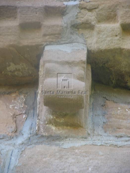 Canecillo del muro del Evangelio. Molduras circulares