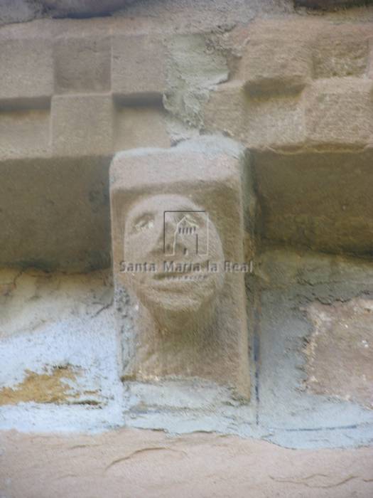 Canecillo del muro del Evangelio. Cara
