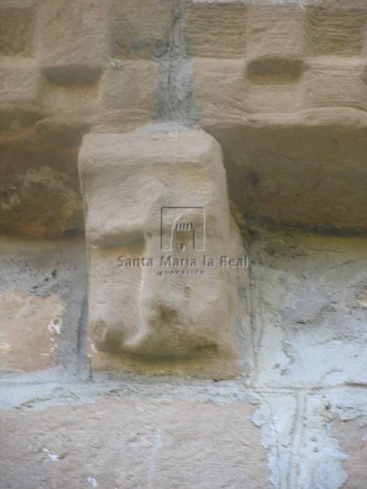 Canecillo del muro del Evangelio. Crucificado