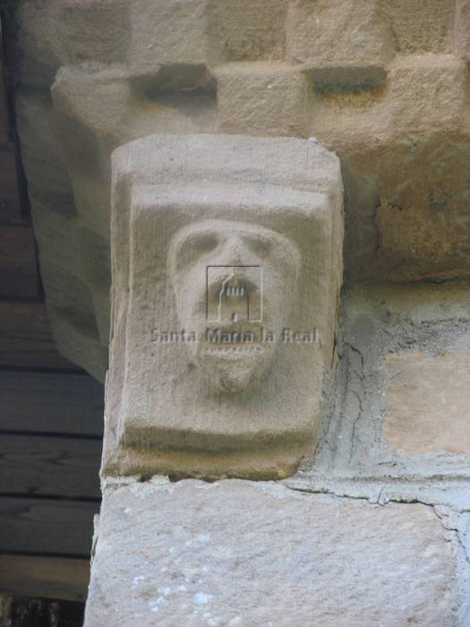 Canecillo del muro del Evangelio. Motivo figurativo
