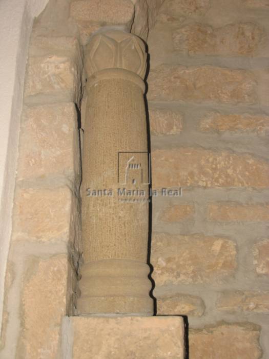 Columna moderna del altar