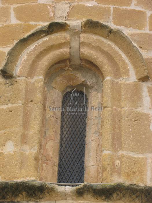 Vista exterior de la ventana central con rosca de medio punto del ábside Vista exterior de la ventana central con rosca de medio punto del ábside