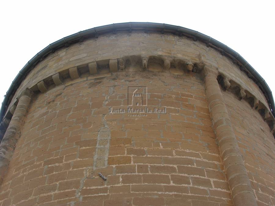 Detalle exterior  de la cornisa del ábside