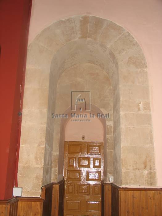 Entrada a la sacristía de arco doble Entrada a la sacristía de arco doble