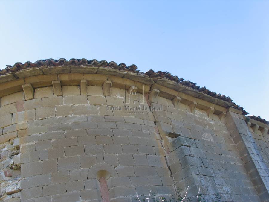 Detalle exterior de la cornisa del lado norte del ábside