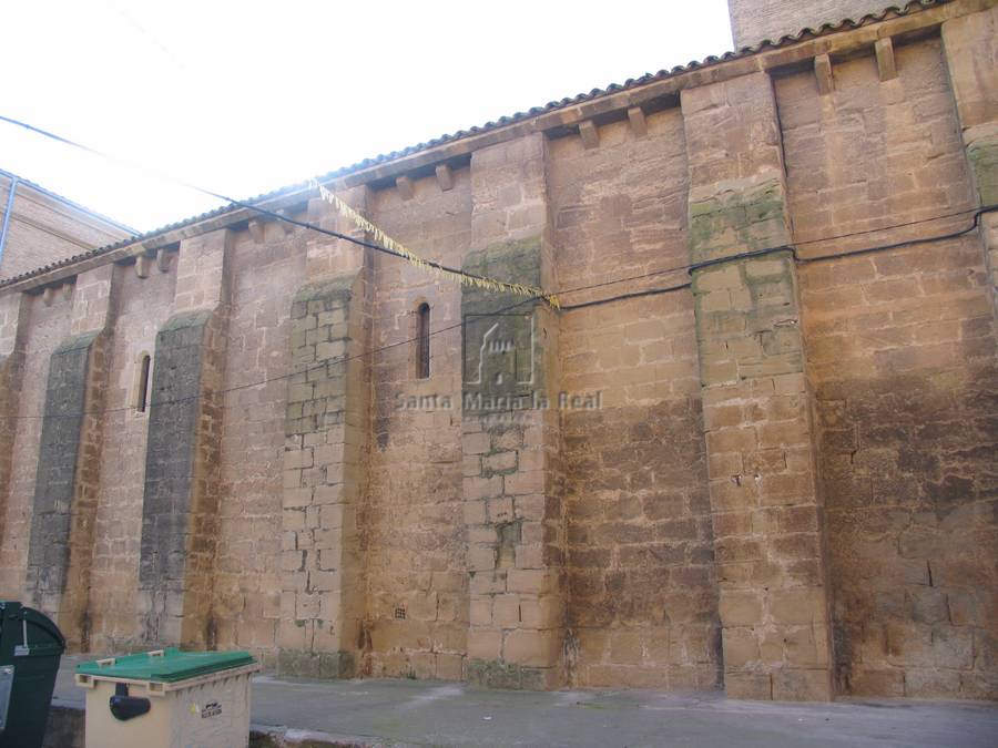 Muro exterior con contrafuertes