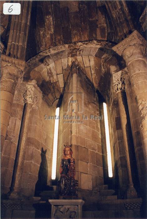 Detalle interior de ventanitas de capilla lateral