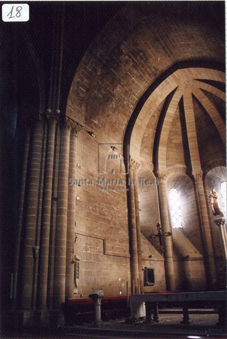 Interior de la cabecera desde el lado del evangelio