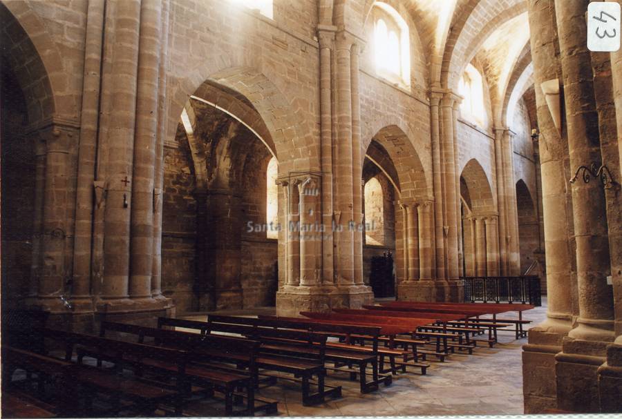 Interior de las naves de la iglesia abacial desde el sudeste