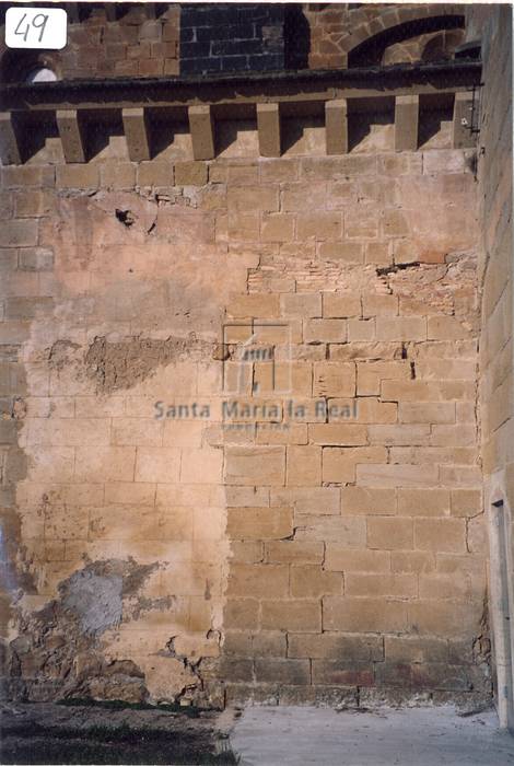 Muro exterior de la Iglesia abacial