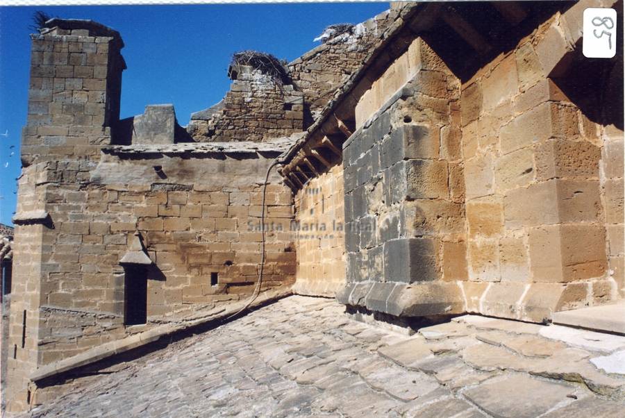 Detalle del exterior de pilar de la nave central desde el este