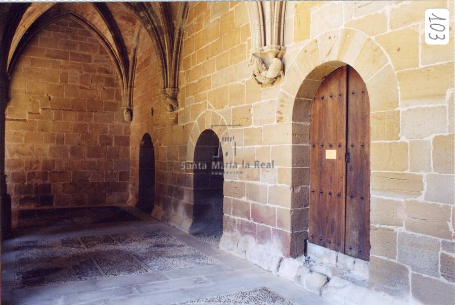 Interior de tramo del claustro con puertas