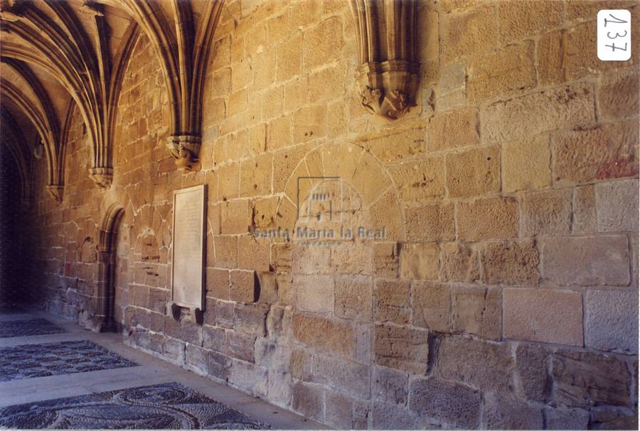 Detalle de puerta cegada del interior del claustro