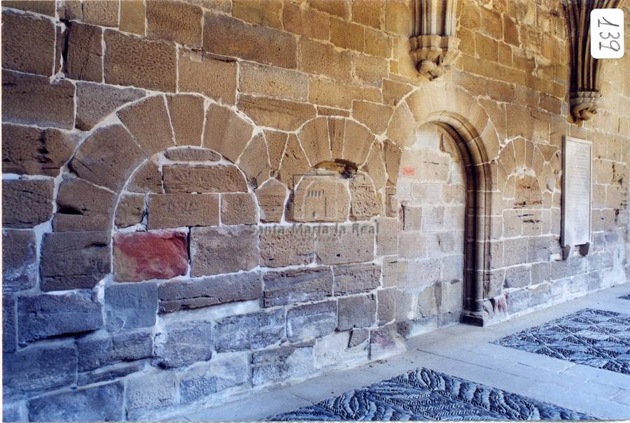 Detalle de arcos cegados en el interior del claustro