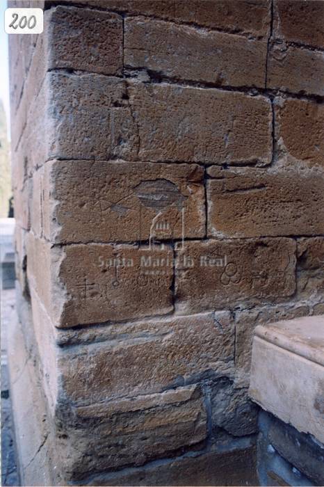 Detalle de dovelas del arco de entrada al portico del complejo monástico