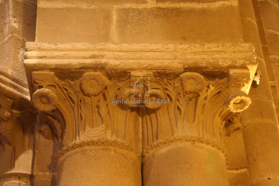 Detalle de la galeria abierta a la sala capitular desde el claustro