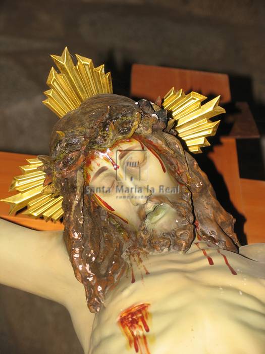 Detalle del crucifijo en el interior del ábside