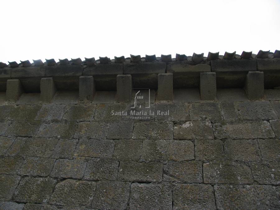 Detalle de la cornisa de la fachada norte