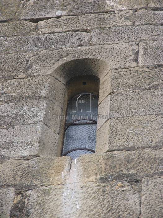 Detalle exterior de la ventana de la cabecera