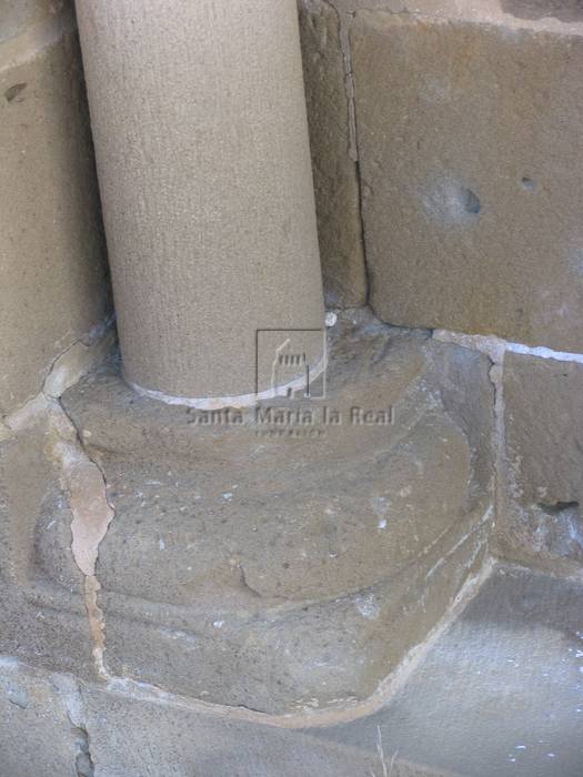 Detalle de la basa izquierda de la portada occidental