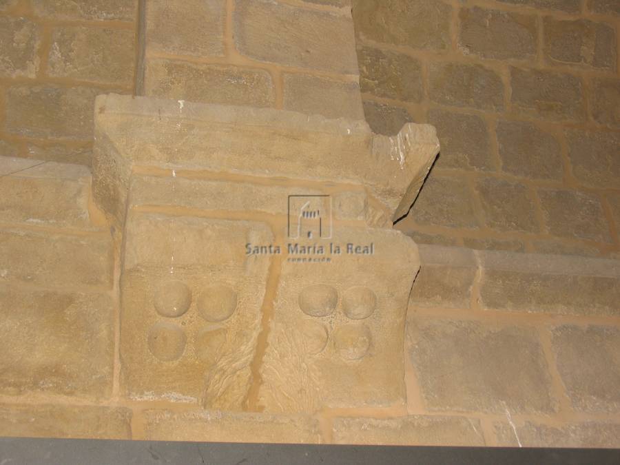 Ménsula decorada con bolas en la nave aneja al norte