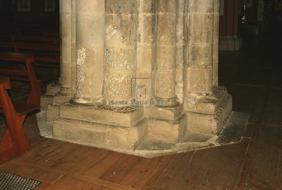 Detalle de la base de un pilar fasciculado del interior