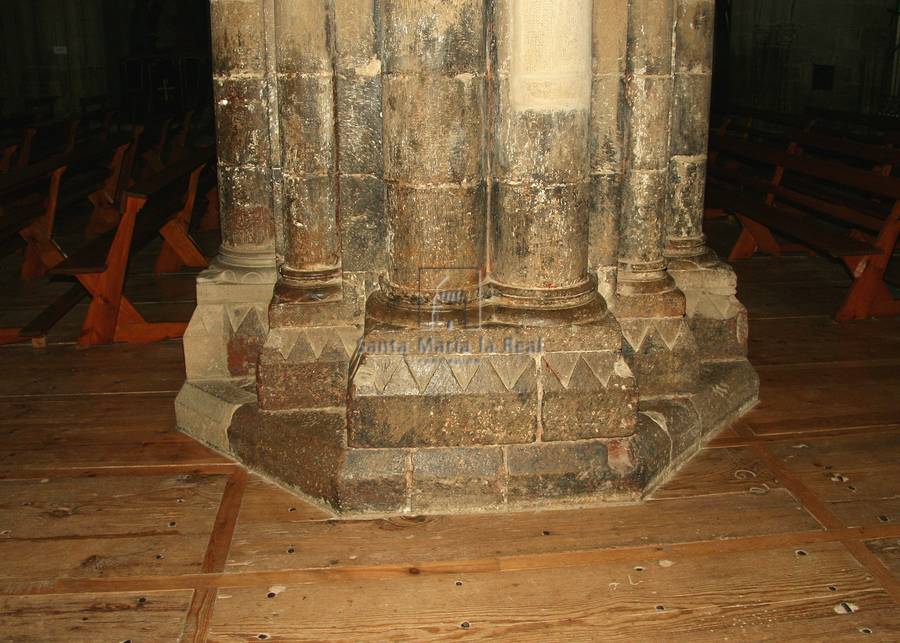 Detalle de la base de un pilar fasciculado del interior