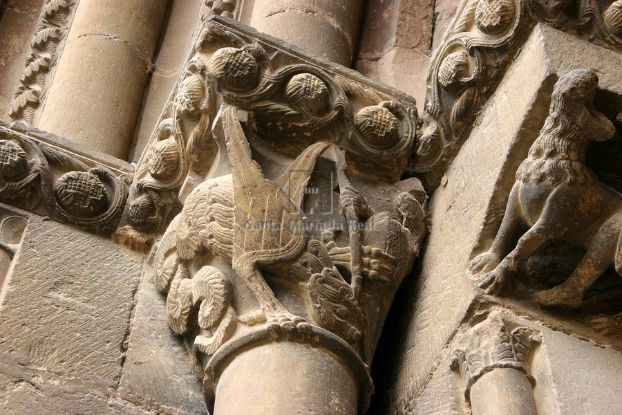 Capitel del lado izquierdo de la portada occidental