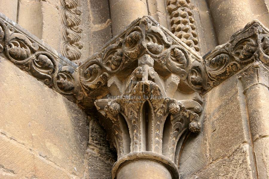 Capitel del lado derecha de la portada occidental