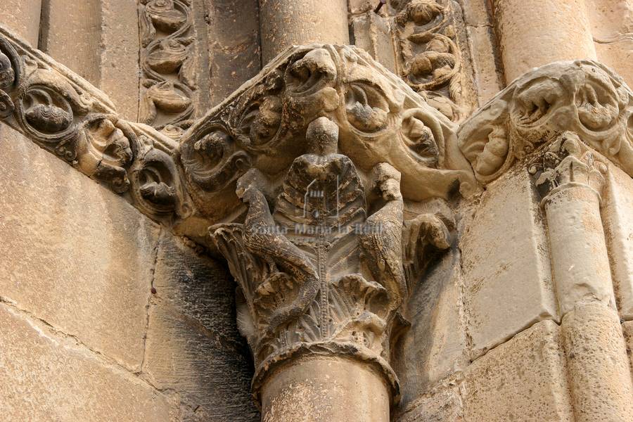 Capitel del lado derecha de la portada occidental